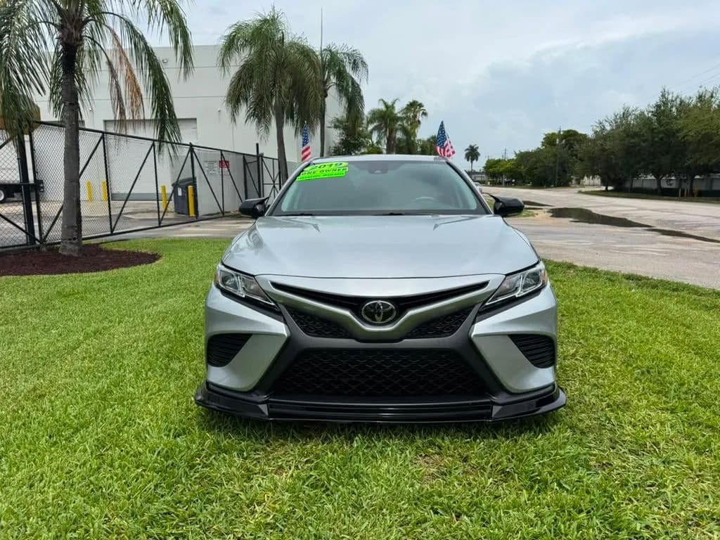 2019 Toyota Camry — photo 1